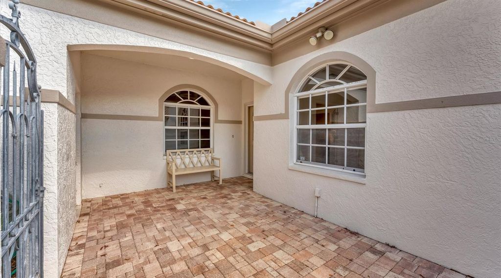 Image 15 of property listing at 3864 CHATSWORTH GREENE COURT 10, Sarasota, FL 34235