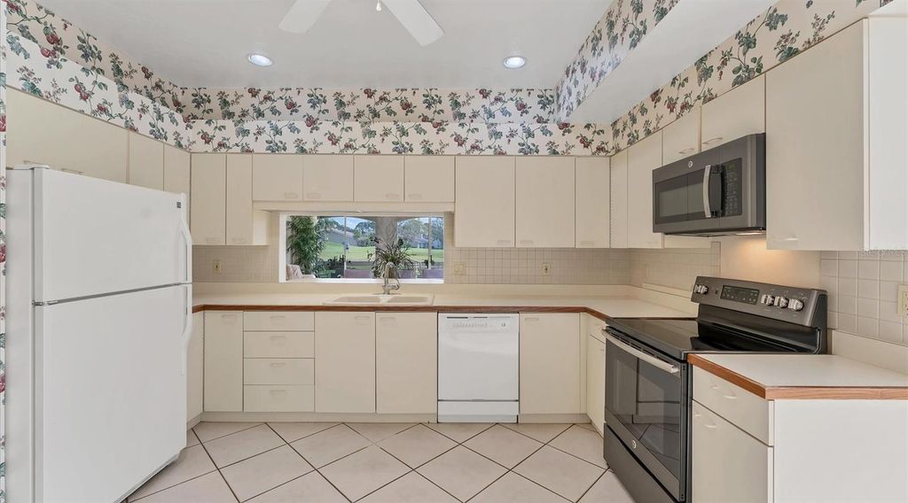 Image 6 of property listing at 3864 CHATSWORTH GREENE COURT 10, Sarasota, FL 34235