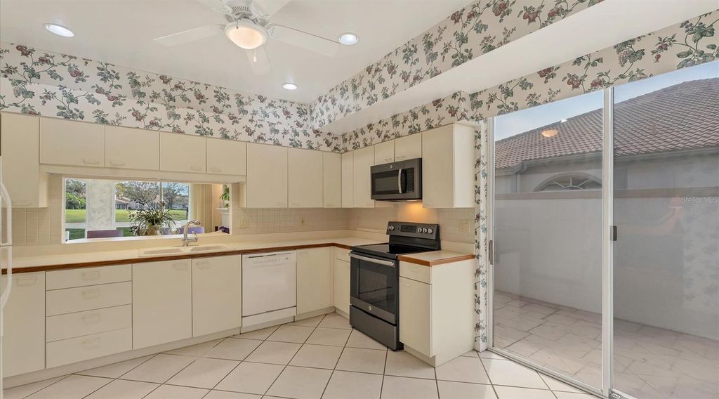 Image 7 of property listing at 3864 CHATSWORTH GREENE COURT 10, Sarasota, FL 34235