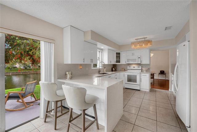 9800 Glacier Dr, Miramar, FL 33025