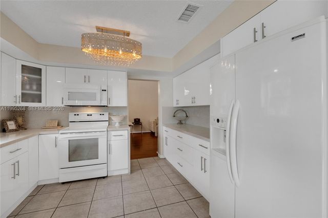 9800 Glacier Dr, Miramar, FL 33025