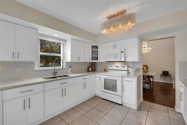 9800 Glacier Dr, Miramar, FL 33025