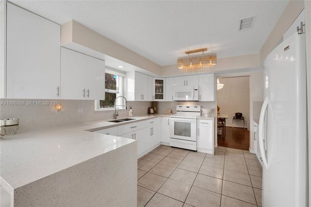 9800 Glacier Dr, Miramar, FL 33025