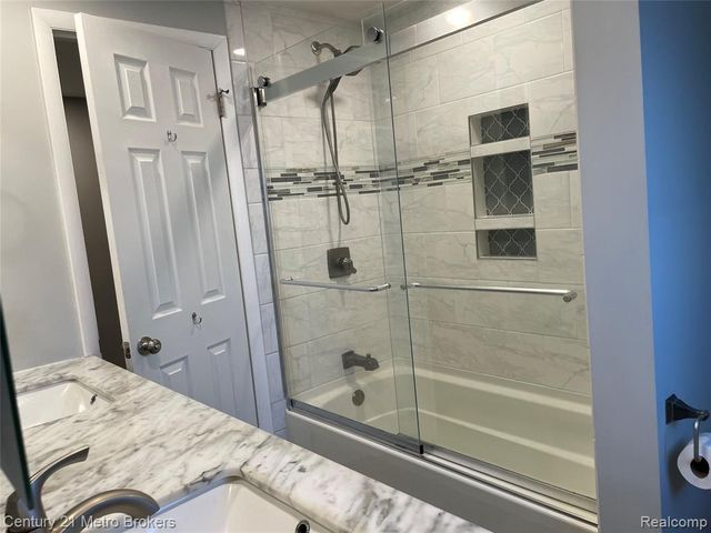 2715 Campbellgate Drive, Waterford, MI 48329