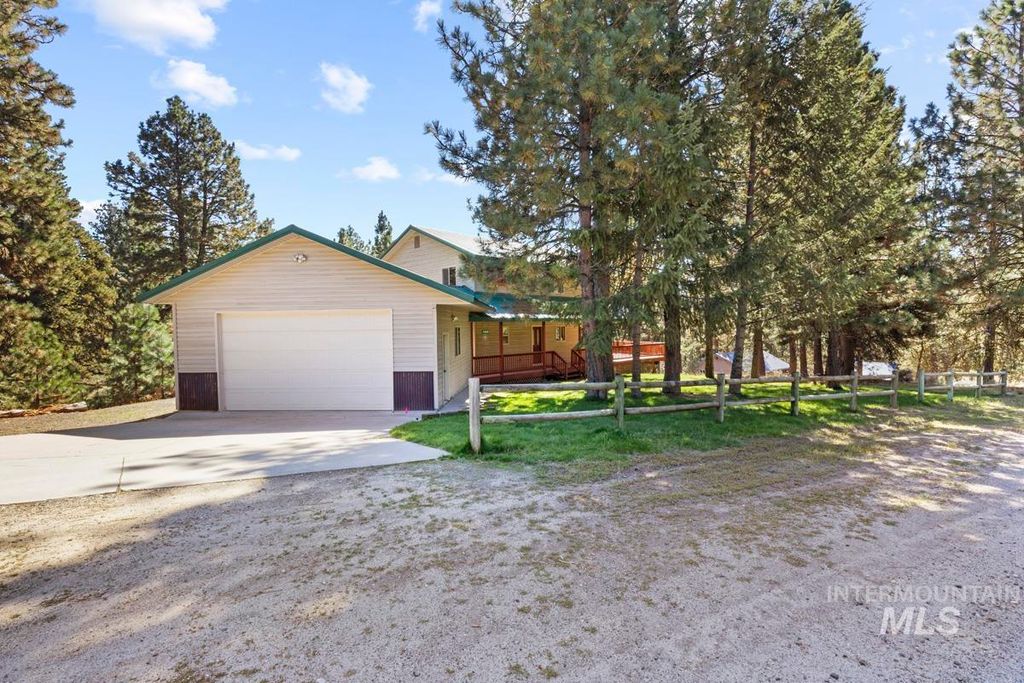 1496 Pine Ridge Drive, Cascade, ID 83611 photo 2