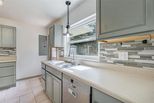 210 DONNA STREET, Tavares, FL 32778