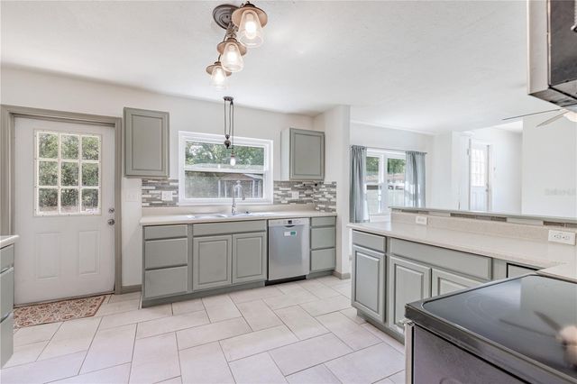 210 DONNA STREET, Tavares, FL 32778
