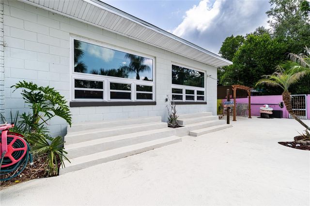 210 DONNA STREET, Tavares, FL 32778
