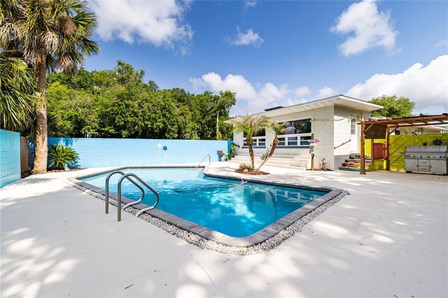 210 DONNA STREET, Tavares, FL 32778