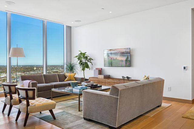 255 Hennepin Ave 3305, Minneapolis, MN 55401