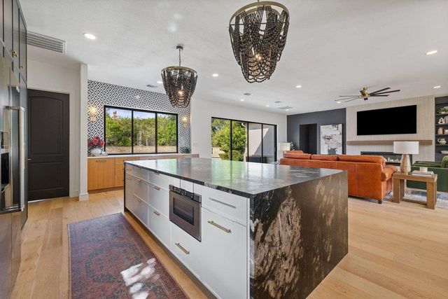 34 AUTUMN OAKS DR, The Hills, TX 78738