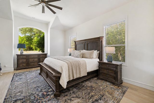34 AUTUMN OAKS DR, The Hills, TX 78738