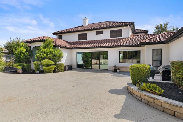 34 AUTUMN OAKS DR, The Hills, TX 78738