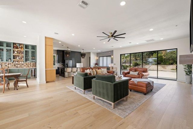 34 AUTUMN OAKS DR, The Hills, TX 78738