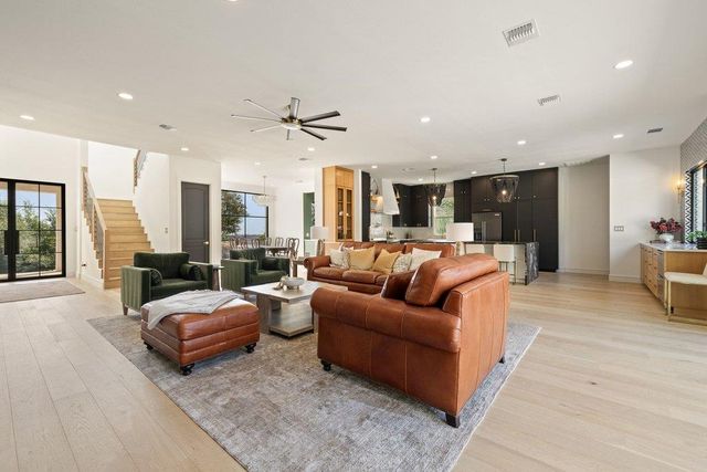 34 AUTUMN OAKS DR, The Hills, TX 78738