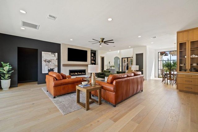 34 AUTUMN OAKS DR, The Hills, TX 78738