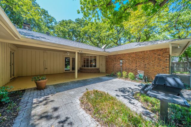 1803 Oak Grove Drive, Arlington, TX 76013
