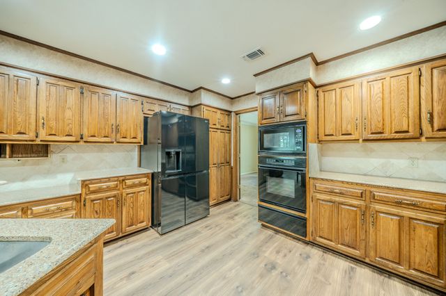 1803 Oak Grove Drive, Arlington, TX 76013