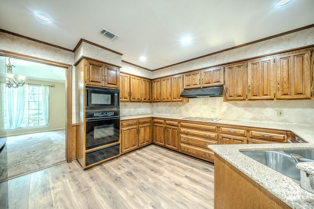 1803 Oak Grove Drive, Arlington, TX 76013