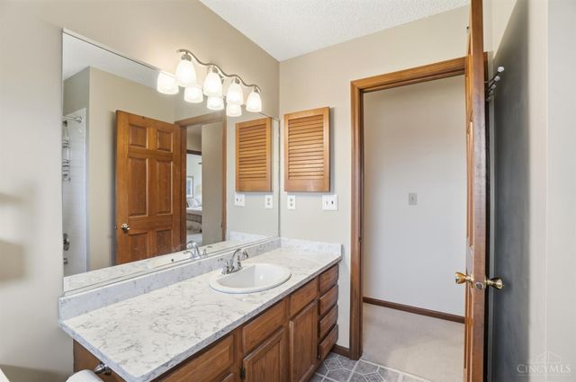 8909 Saxton Drive, West Chester, OH 45069