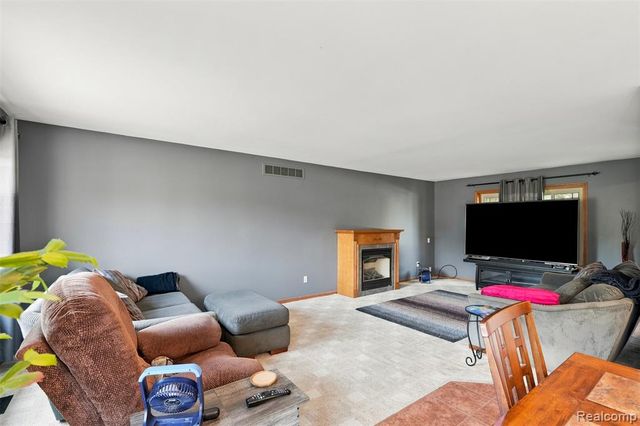 10780 Oxbow Lakeshore Drive, White Lake, MI 48386