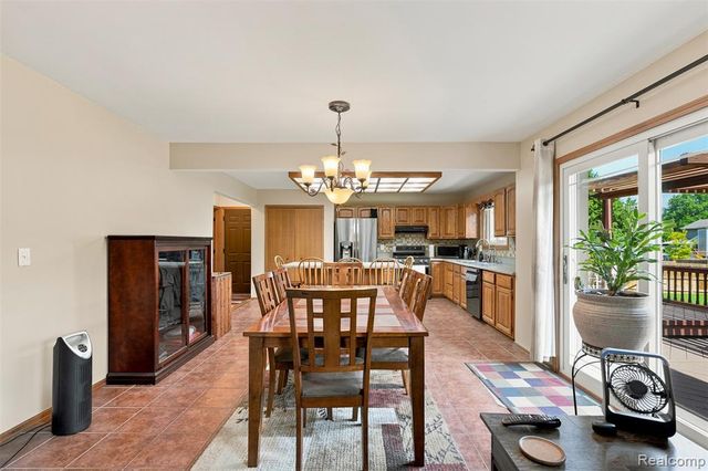 10780 Oxbow Lakeshore Drive, White Lake, MI 48386