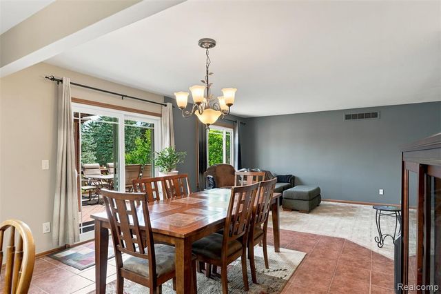 10780 Oxbow Lakeshore Drive, White Lake, MI 48386