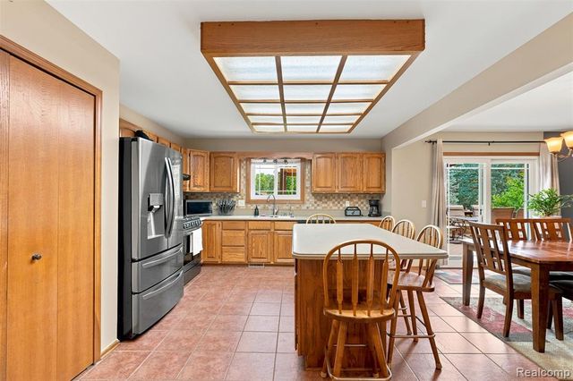 10780 Oxbow Lakeshore Drive, White Lake, MI 48386