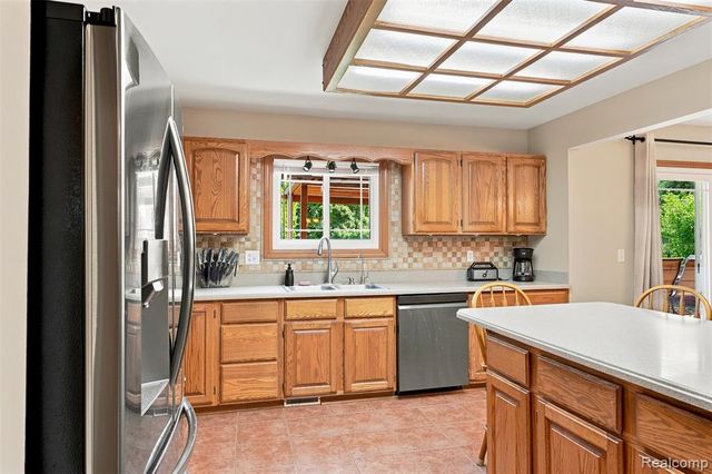 10780 Oxbow Lakeshore Drive, White Lake, MI 48386