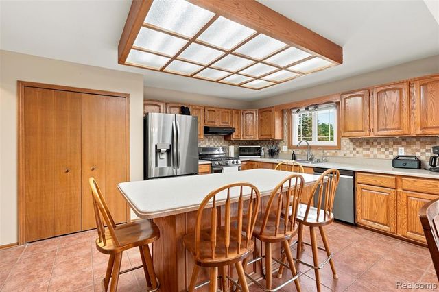 10780 Oxbow Lakeshore Drive, White Lake, MI 48386