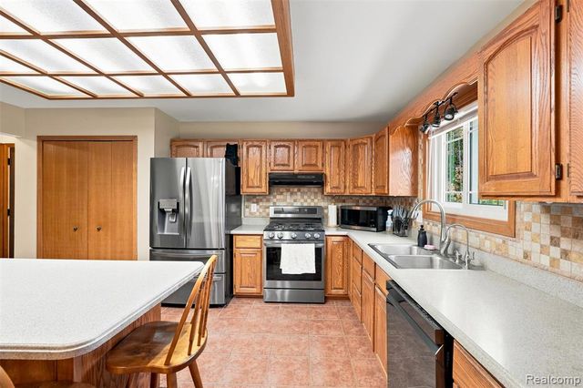 10780 Oxbow Lakeshore Drive, White Lake, MI 48386
