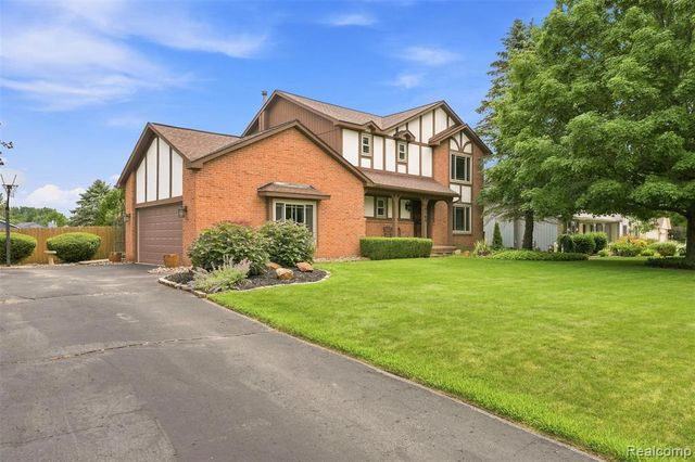 10780 Oxbow Lakeshore Drive, White Lake, MI 48386