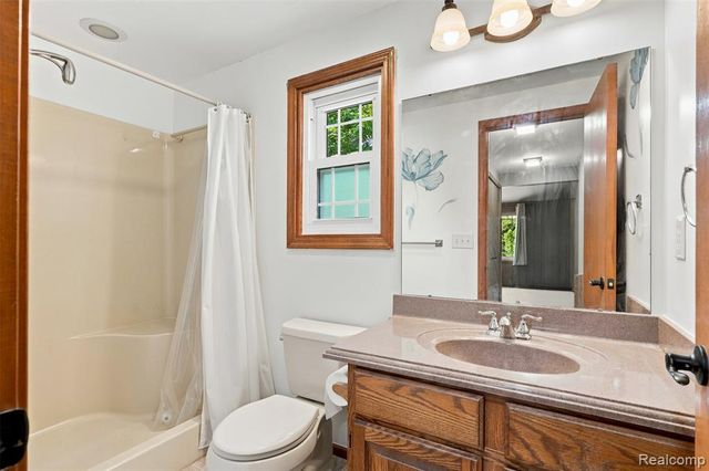 10780 Oxbow Lakeshore Drive, White Lake, MI 48386