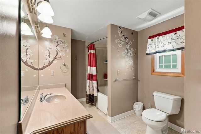 10780 Oxbow Lakeshore Drive, White Lake, MI 48386