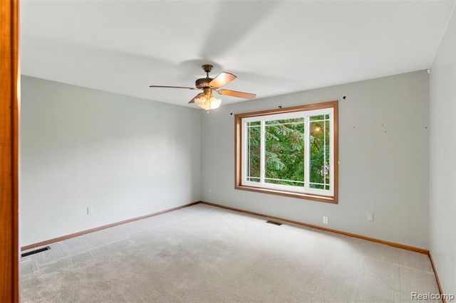 10780 Oxbow Lakeshore Drive, White Lake, MI 48386