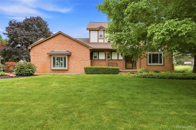 10780 Oxbow Lakeshore Drive, White Lake, MI 48386
