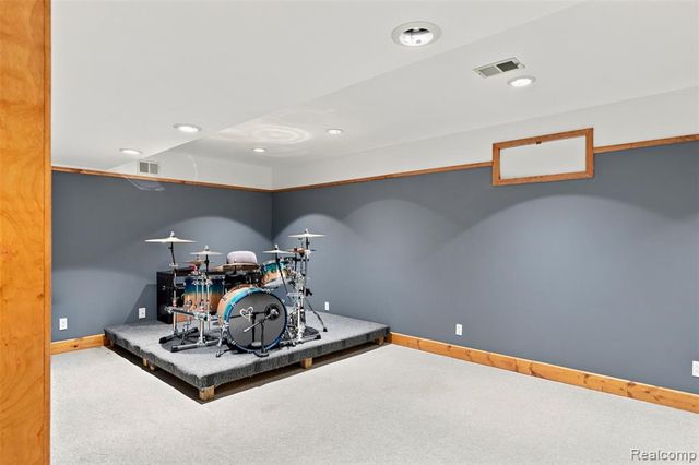 10780 Oxbow Lakeshore Drive, White Lake, MI 48386