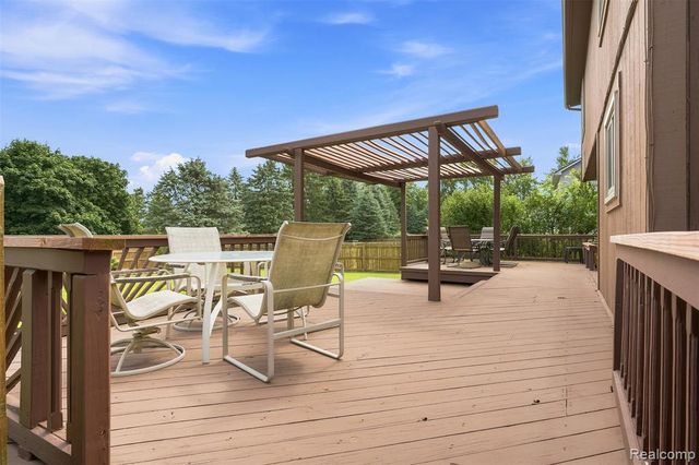 10780 Oxbow Lakeshore Drive, White Lake, MI 48386