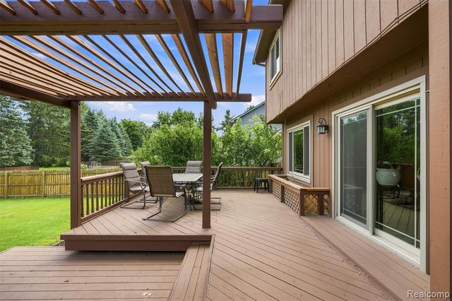 10780 Oxbow Lakeshore Drive, White Lake, MI 48386