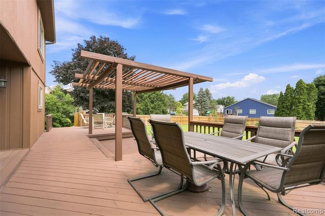 10780 Oxbow Lakeshore Drive, White Lake, MI 48386