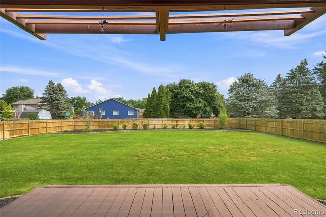 10780 Oxbow Lakeshore Drive, White Lake, MI 48386