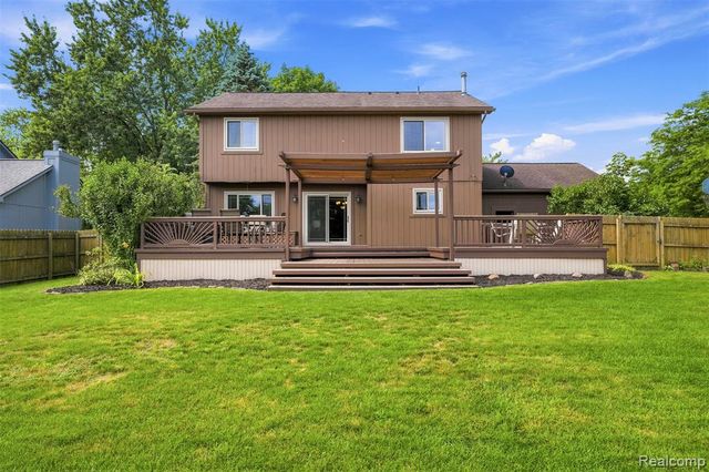 10780 Oxbow Lakeshore Drive, White Lake, MI 48386