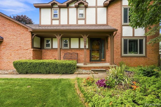 10780 Oxbow Lakeshore Drive, White Lake, MI 48386