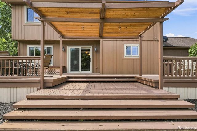 10780 Oxbow Lakeshore Drive, White Lake, MI 48386
