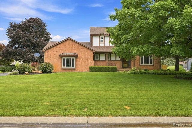 10780 Oxbow Lakeshore Drive, White Lake, MI 48386