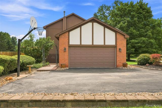 10780 Oxbow Lakeshore Drive, White Lake, MI 48386