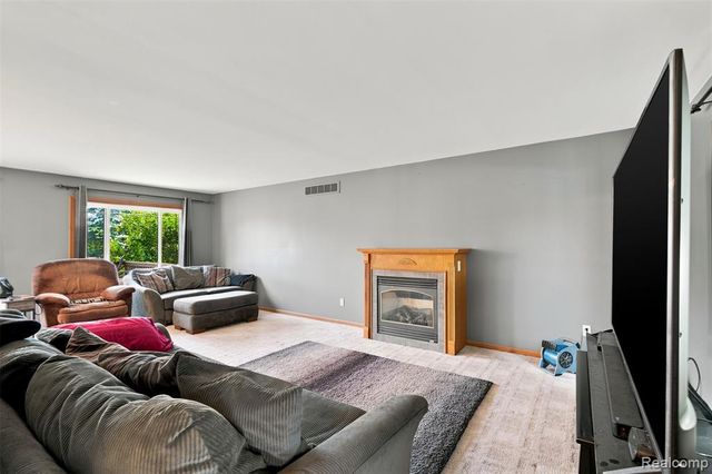 10780 Oxbow Lakeshore Drive, White Lake, MI 48386
