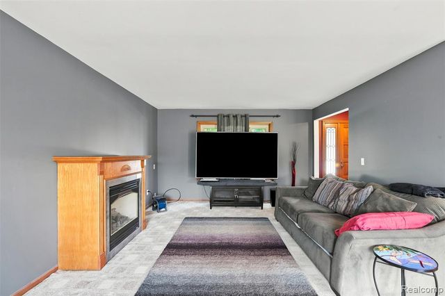 10780 Oxbow Lakeshore Drive, White Lake, MI 48386