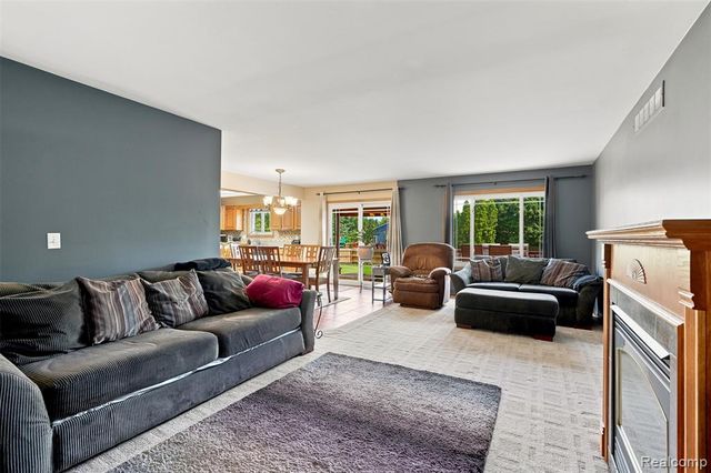 10780 Oxbow Lakeshore Drive, White Lake, MI 48386