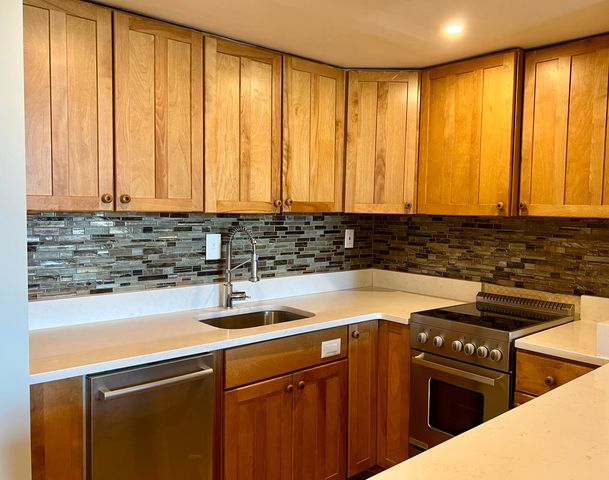 14 Lockwood Drive 11a, Charleston, SC 29401